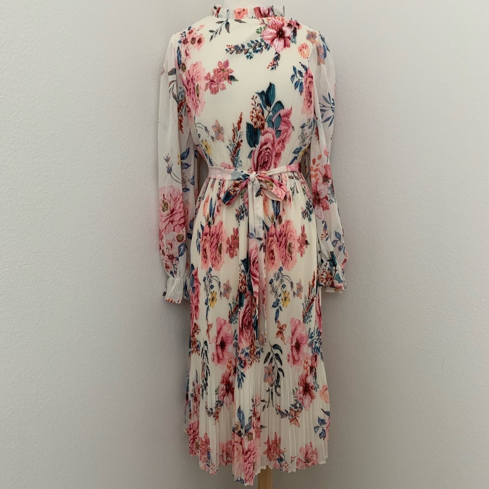 Beautiful floral pattern pleated dress